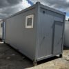 Conteneur sanitaire 6,06 × 2,44 m – 2 douches, 2 WC, 2 urinoirs, 5 lavabos